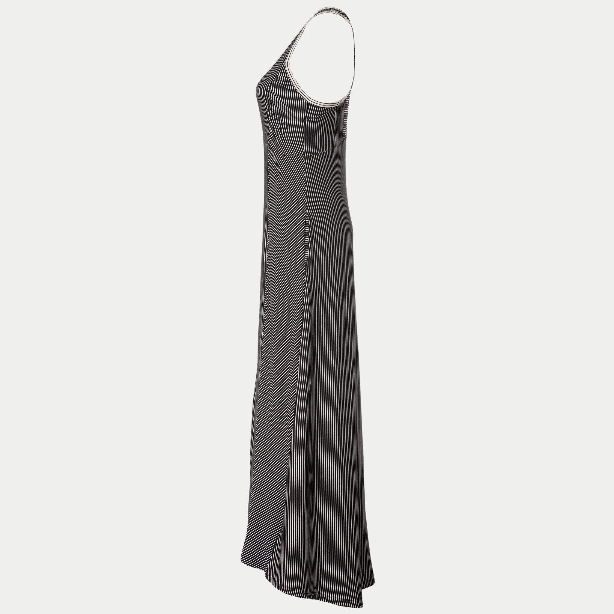 side view of the wingspan dress 2.0 in black by inlarkin showing the directional stripe detail, pockets and  empire top princess seams