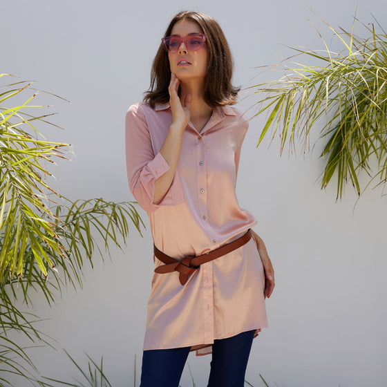 woman wearing a coral aliferous shirt dress with the unreal 2.0 jeans in indigo cinched with a loop belt in coffee by inlarkin